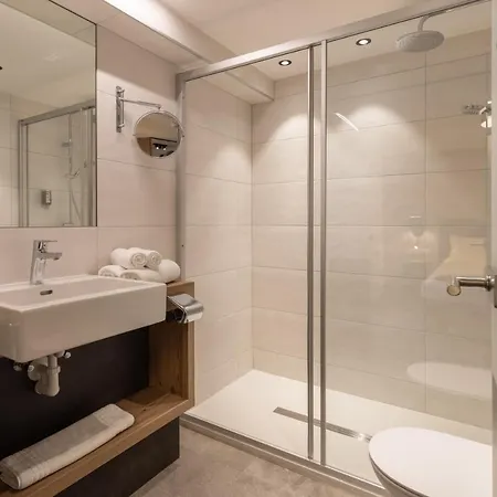 Glanz & Glory Hotel 4*