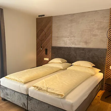 Glanz & Glory Hotel 4*