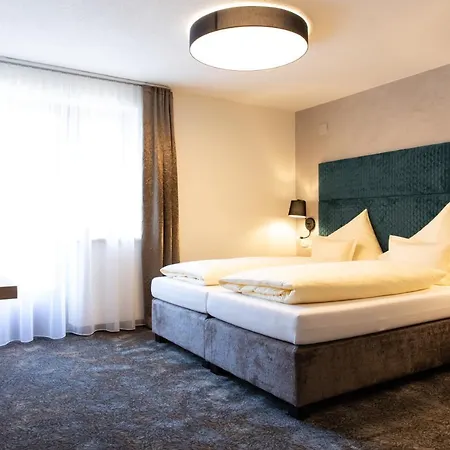 Glanz & Glory Hotel 4*