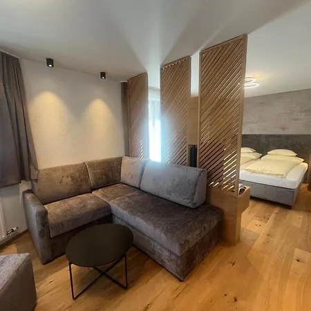 Glanz & Glory Hotel 4*