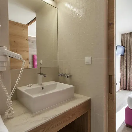 Glanz & Glory Hotel