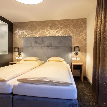 Glanz & Glory Hotel 4*