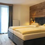 Glanz & Glory Hotel מלון 4*