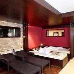 מלון Glanz & Glory Hotel