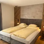 Glanz & Glory Hotel 4*