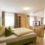 מלון Glanz & Glory Hotel