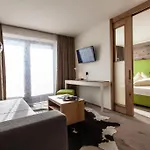 Glanz & Glory Hotel מלון