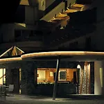 מלון Glanz & Glory Hotel