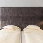 Glanz & Glory Hotel מלון