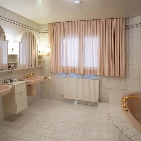 Glanz & Glory Hotel מלון 4*